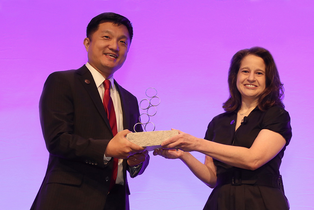 wu-herbek-award-1000x667 wu-herbek-award-1000x667